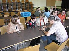 Erste Gespräche in der alten Aula. Klick zur Vergrößerung.